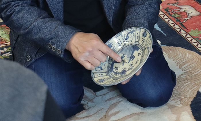 お客様にお品物の説明を行います。